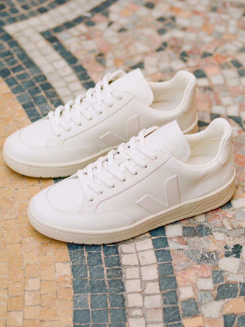 VEJA V-12 LEATHER WHITE SZ 7